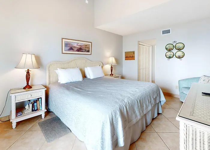 Apartment Two-story Gulf-front With A Pool Wifi Washer Dryer & Ac