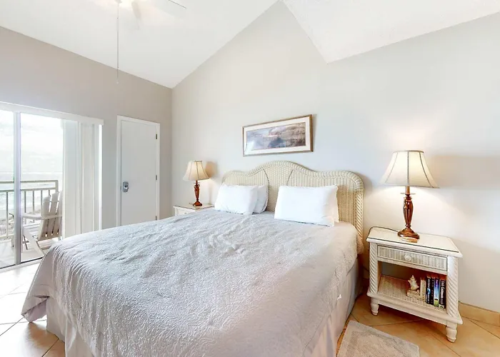 Apartment Two-story Gulf-front With A Pool Wifi Washer Dryer & Ac